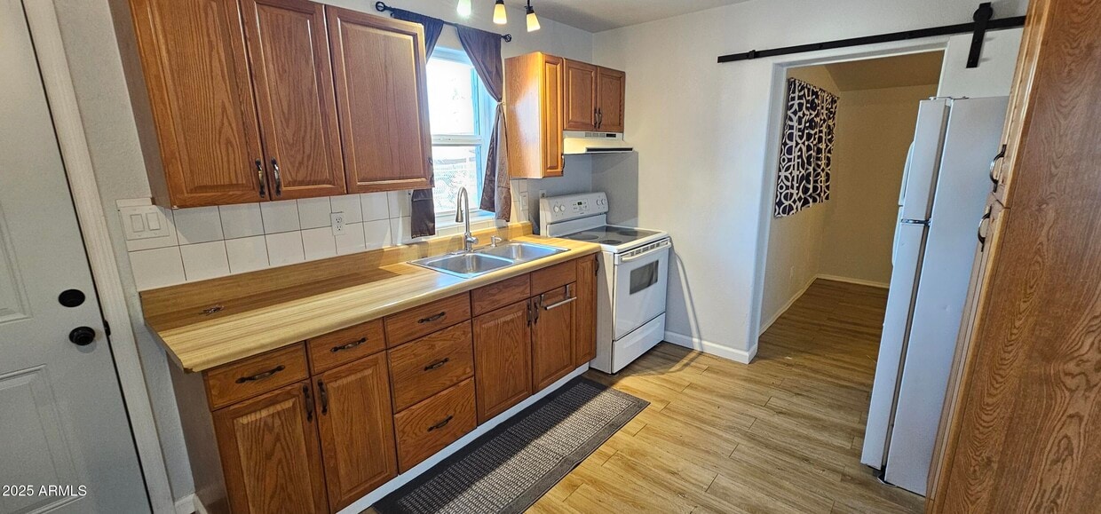 Foto principal - 574 S Park St