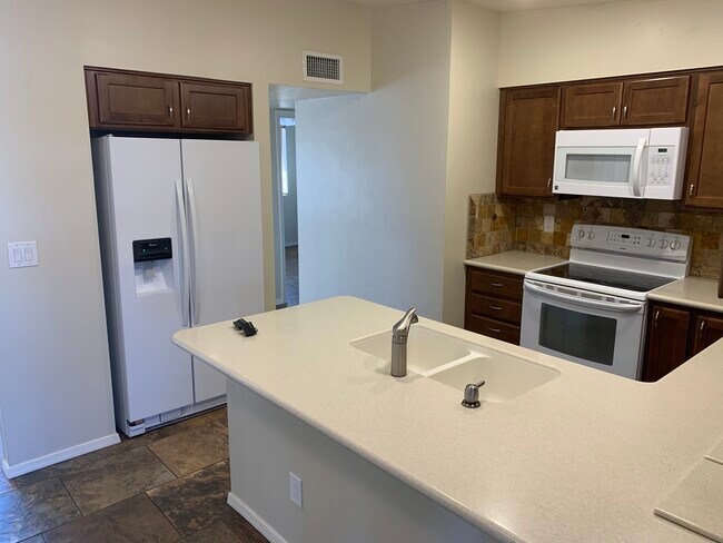 Kitchen - 607 N De Medici Pl