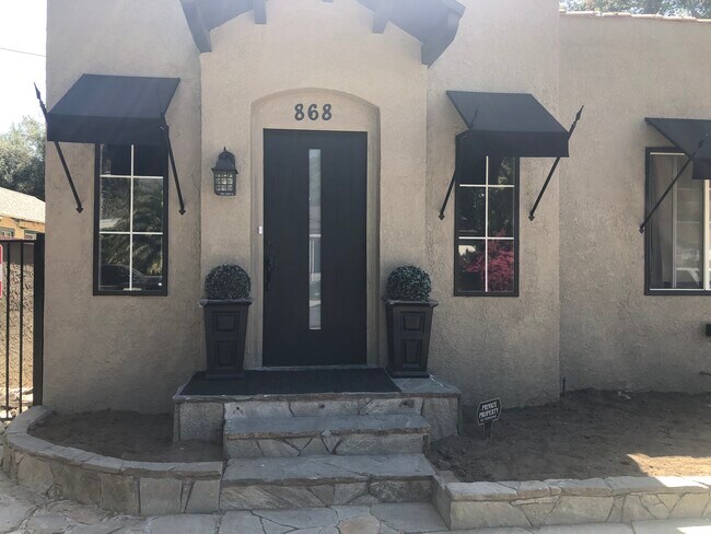 Building Photo - 868 W Calaveras St