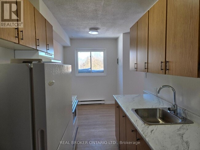 Building Photo - 15 Wellington Rd 124