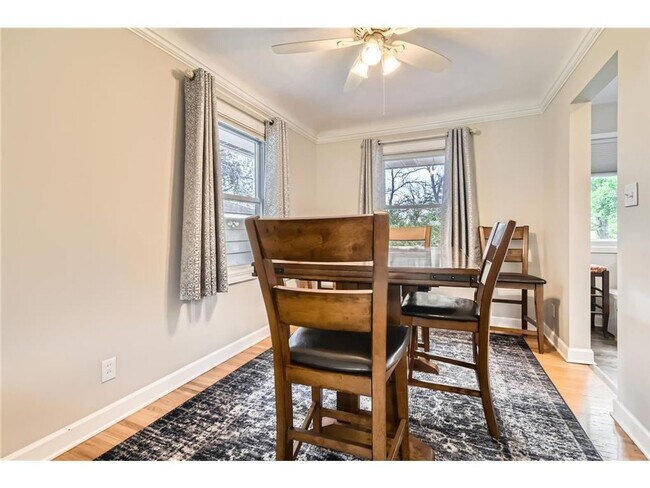 Foto del edificio - Like-New Redone Rambler with Family Room, Bonus Room and Hardwood Floors is Pet Friendly!
