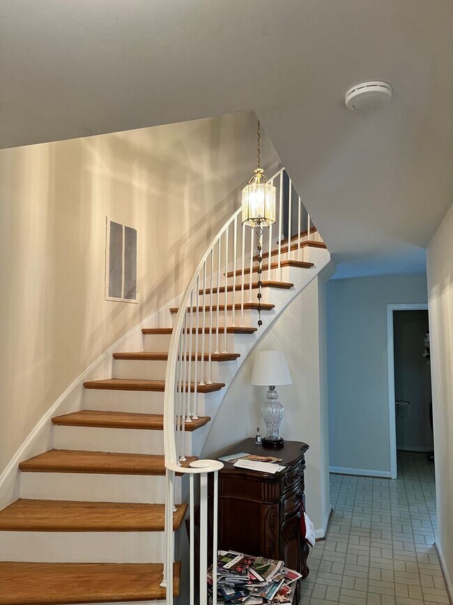 Building Photo - Springfield/Charlestown - 8319 Forrester B...