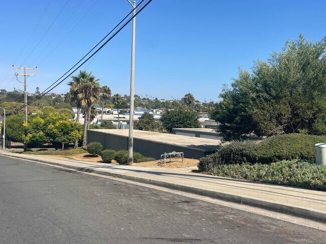 Building Photo - 3700 Highland Dr