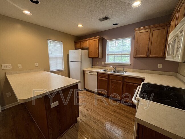 Foto del edificio - 903 Pine Bluff Dr