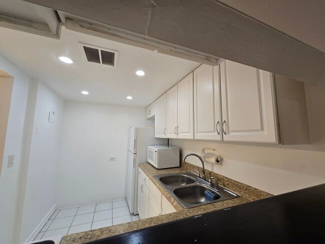 Building Photo - 3730 Inverrary Dr