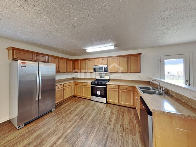 Foto del edificio - 604 Blossom Hill Dr