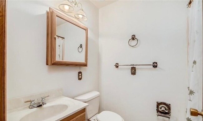 Building Photo - Welcome to this charming 3-bedroom, 1.5-ba...