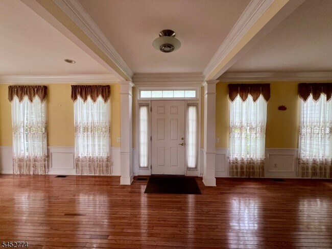 Building Photo - 9 Queenberry Way