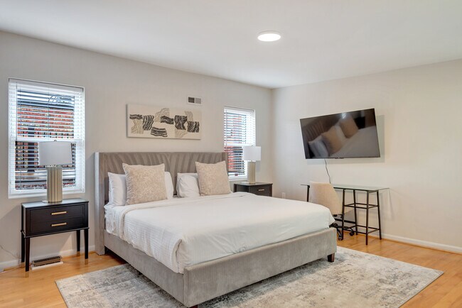 Building Photo - 1125 D St NE