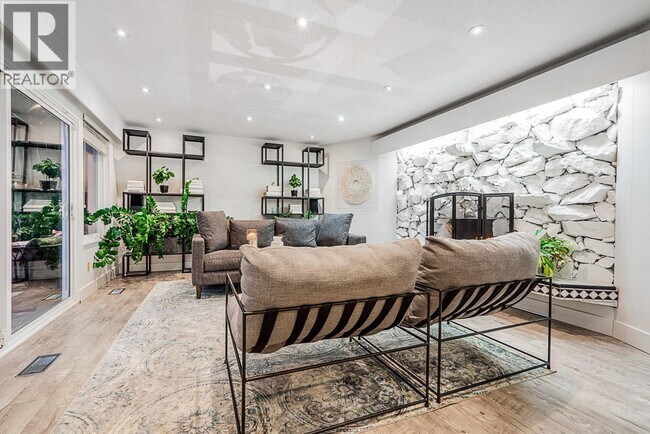 Photo du bâtiment - 6446 Marine Dr