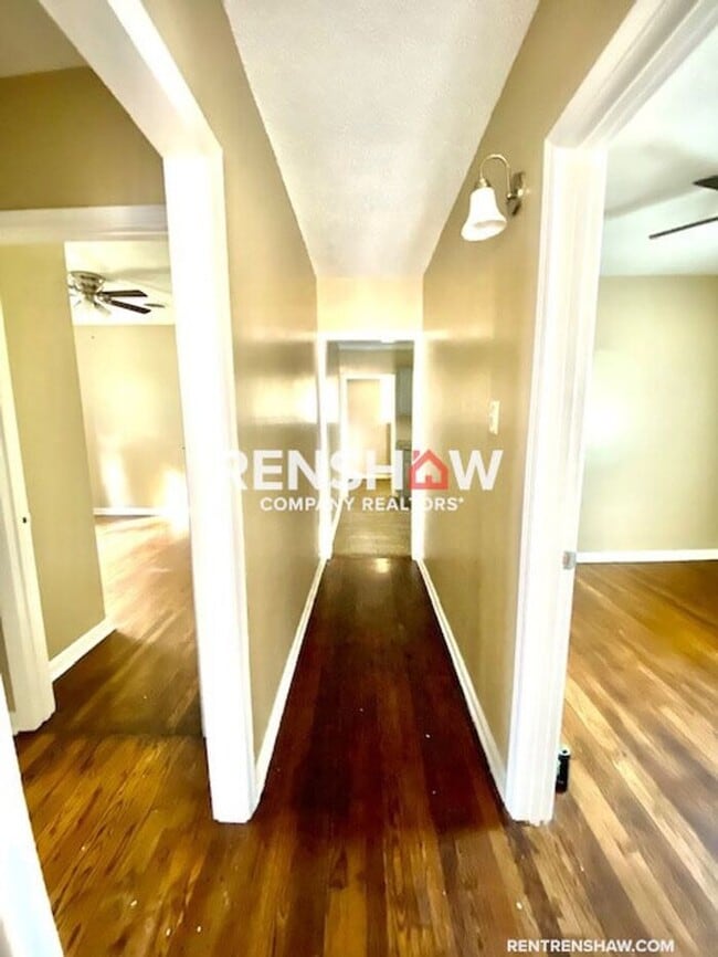 Building Photo - COMPLETELY RENOVATED 3 Bedroom / 1 bath - ...