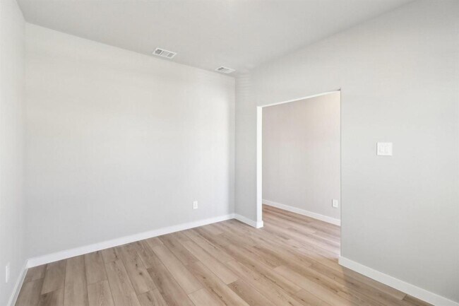 Building Photo - 18075 Martin Pines Dr