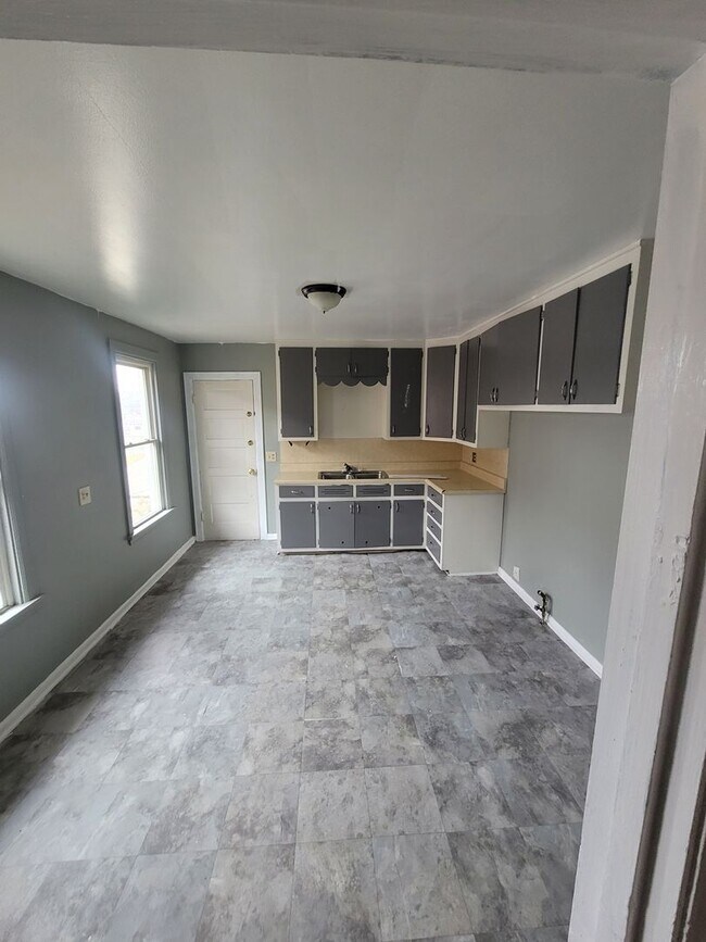 Building Photo - 837 Colburn Street
