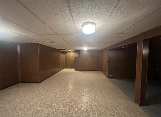 Building Photo - EXQUISITE Kingswood Home