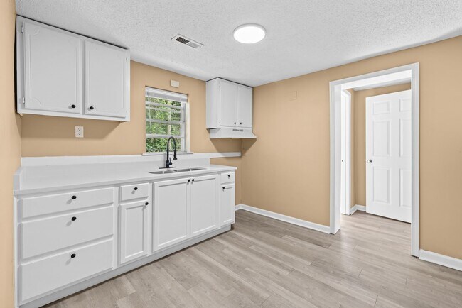 Foto del edificio - Charming 3 Bedroom 2 Bathroom Home