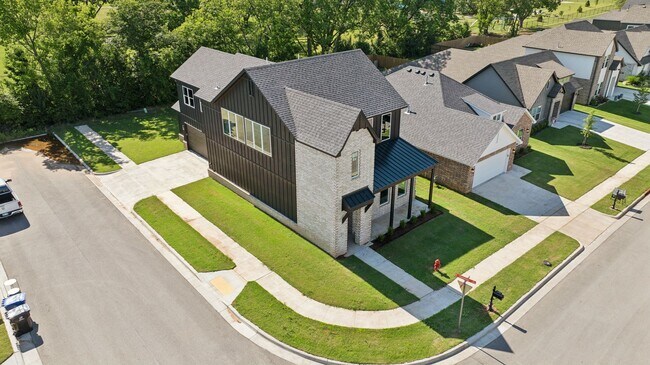 Foto del edificio - Welcome to this stunning new build in the desirable gated community of Broken Arrow, OK!