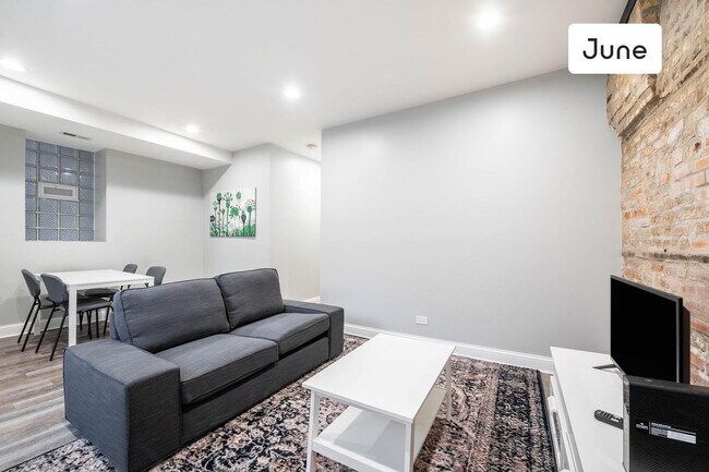 Foto del edificio - ROOM ONLY in 3-bed/1.0-bath Home