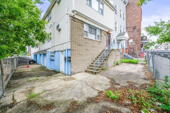 Building Photo - 246 Sip Ave