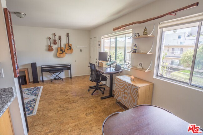 Foto del edificio - 4209 McLaughlin Ave