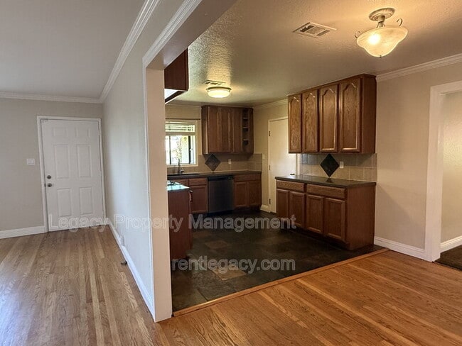 Building Photo - 309 Plum St