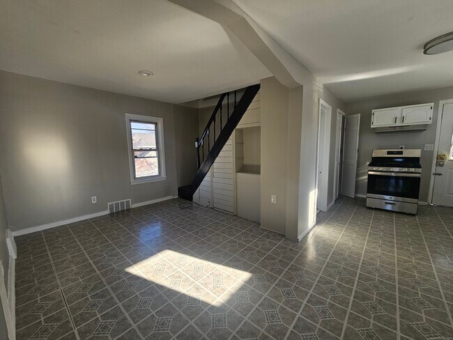 Building Photo - 370 Bruce Ave