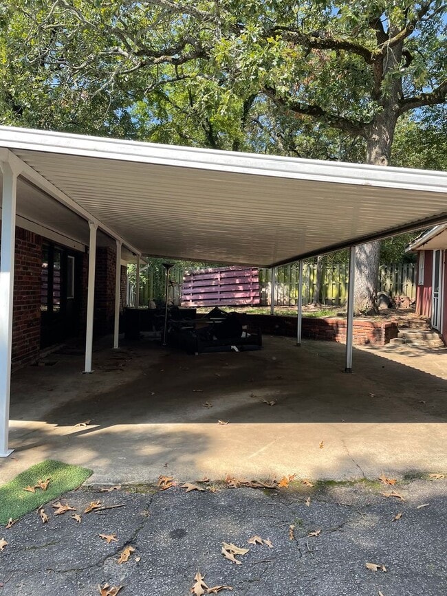 Building Photo - 2 bedroom 1.5 bath