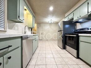 Building Photo - 7024 Woodlake Dr