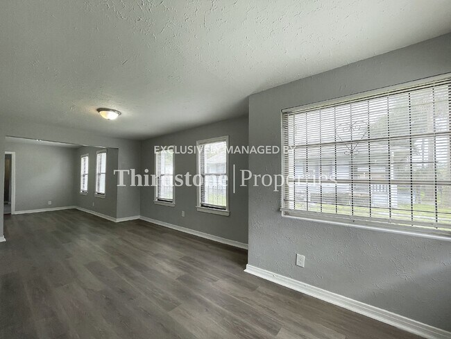 Foto del edificio - 1347 W 24th St