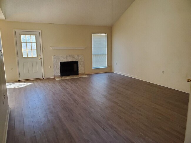 Building Photo - **Available Now** Spacious 3 Bedroom 2 Bat...