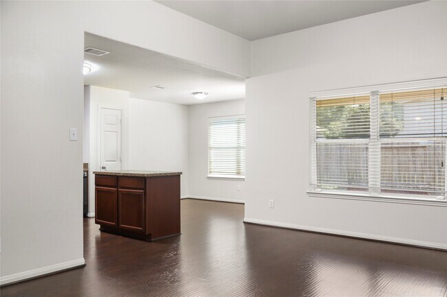 Foto del edificio - 317 Falling Pine Dr
