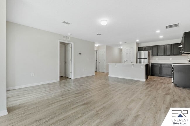 Building Photo - LIKE NEW 3/2/1 TOWNHOUSE IN DESIRABLE SEMINOLE WOODS