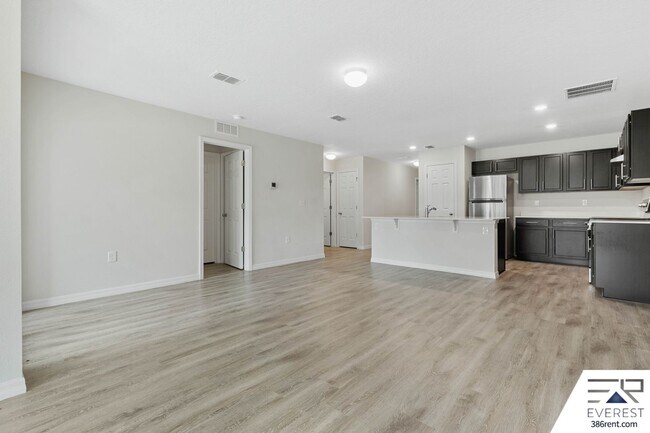 Foto del edificio - LIKE NEW 3/2/1 TOWNHOUSE IN DESIRABLE SEMINOLE WOODS