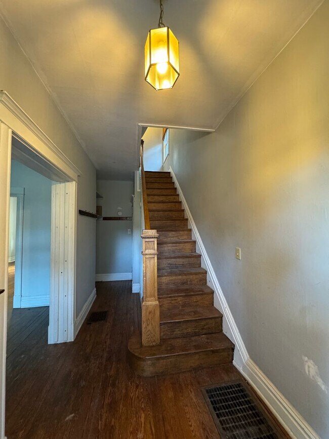 Foto del edificio - Pittsburgh, Mt. Washingtom Neighborhood- 3 Bedroom 1 Bath House, Yard