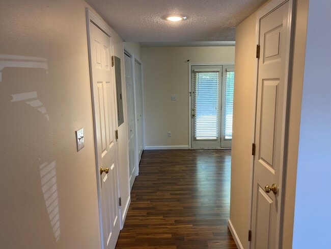 Building Photo - 3403 S Oaklawn Cir