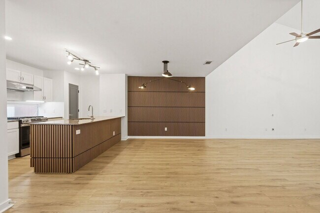 Foto del edificio - 6121 Gehring St