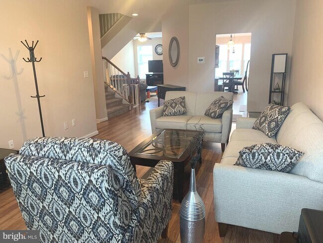 Building Photo - Beautiful 3bd 3.5bth end of group garage t...