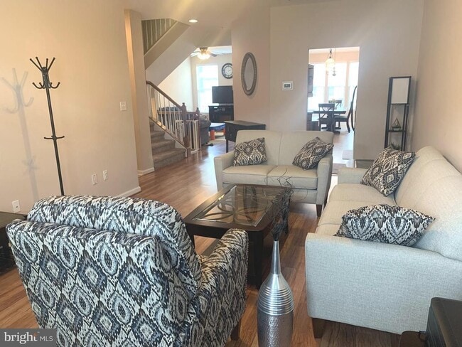 Foto del edificio - Beautiful 3bd 3.5bth end of group garage t...