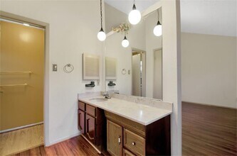 Building Photo - 22118 Meadowhill Dr