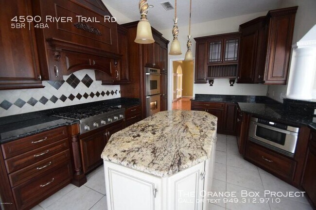 Foto del edificio - 4590 River Trail Rd