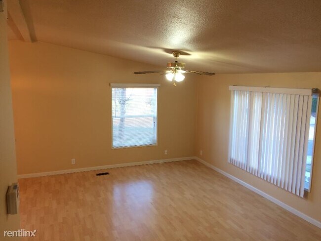 Foto del edificio - 1212 NE Mariners Loop