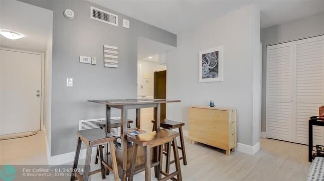 Building Photo - 1505 N Riverside Dr