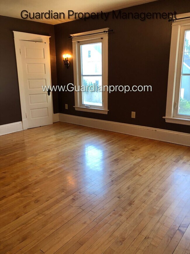 Foto del edificio - Northeast Minneapolis SFH, Hardwood Floors, 1.25 Baths, W/D, 1 Parking Space