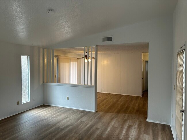 Building Photo - Stockton 2 Bedroom 1 Bath Duplex