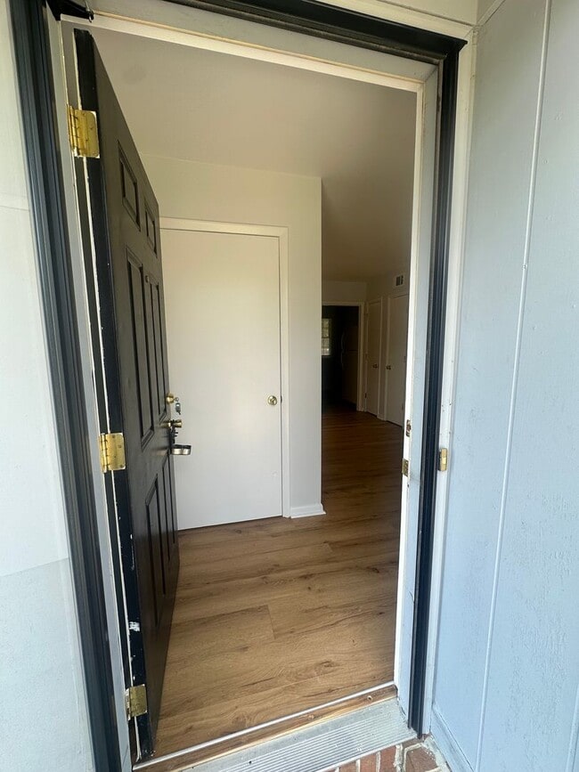 Building Photo - OPEN HOUSE 3/28 from 1PM to 3PM. 2 Bedroom, 1 Bath Duplex Located in the Center of Wilmington