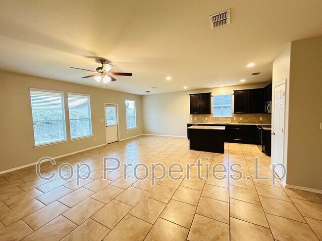 Building Photo - 884 Highland Vista