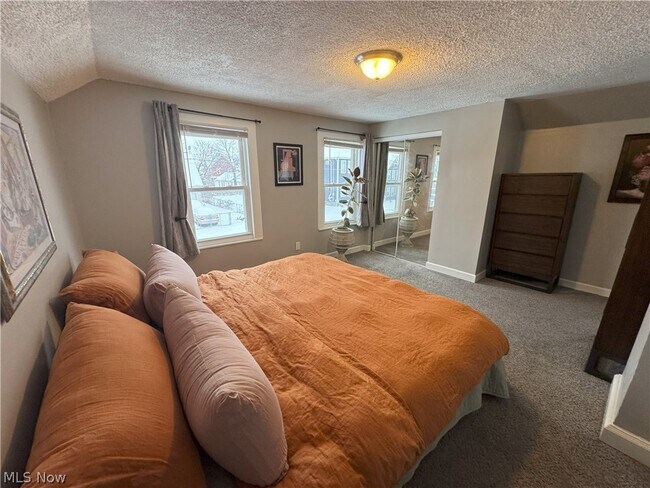 Foto del edificio - 1883 W 57th St