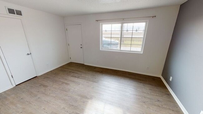 Building Photo - 209 SW Linden St