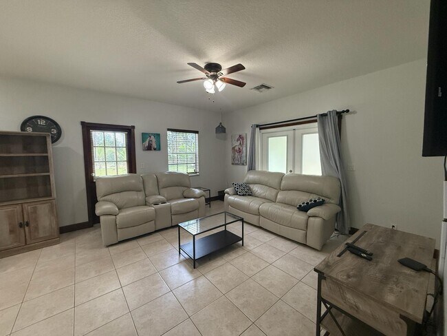 Foto del edificio - 15831 44th St N
