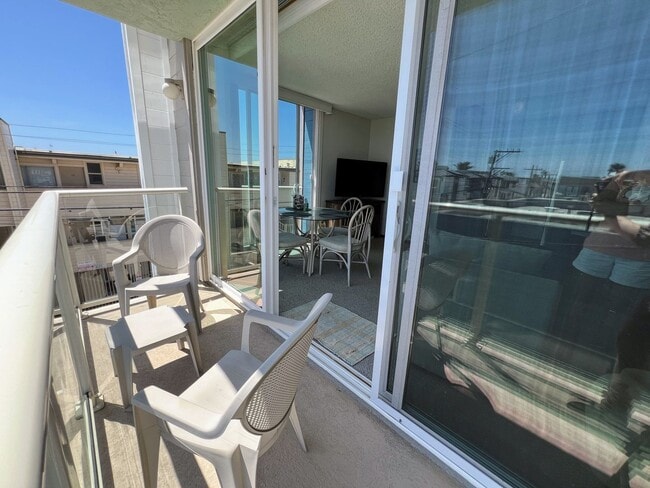 Foto del edificio - Charming 1 Bedroom 1 Bath-Fully Furnished Condo Just feet away from Mission Beach!