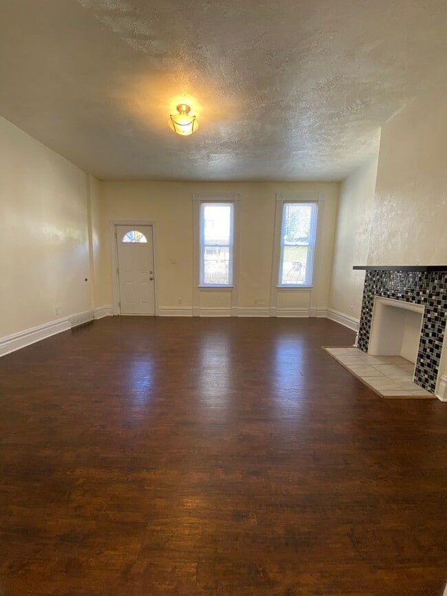 Building Photo - Spacious 3br house with off street parking